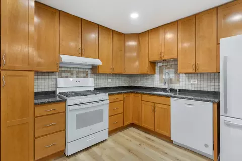 Kitchen - 8884 Steven Dr #2C, Des Plaines, IL 60016 photo 3 of 3