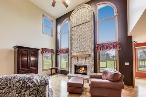 Living - 1606 Beech St, Spring Grove, IL 60081 photo 7 of 8
