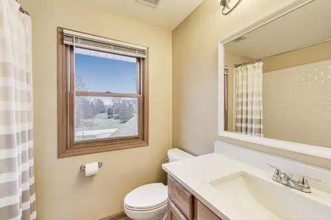 Bath - 1606 Beech St, Spring Grove, IL 60081 photo 3 of 4