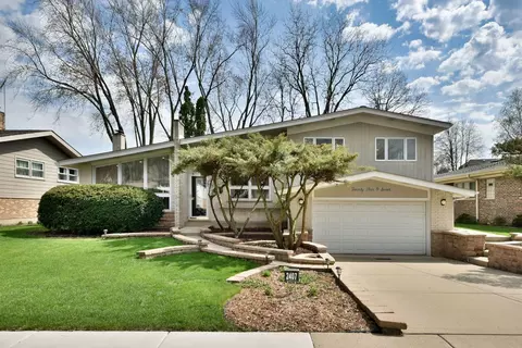 2407 E Sherwood Rd, Arlington Heights, IL 60004