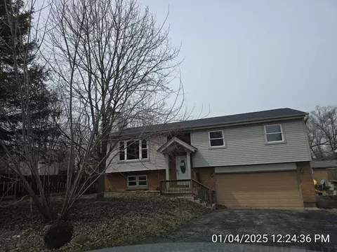 6421 Wood Dr, Oakwood Hills, IL 60013