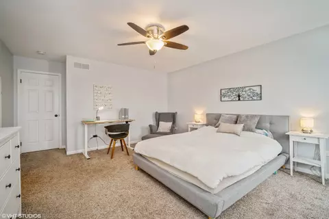 Bedroom - 1145 John Dr, Hoffman Estates, IL 60169 photo 5 of 5