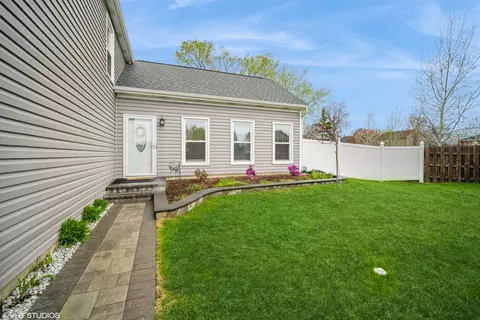 Exterior - 1145 John Dr, Hoffman Estates, IL 60169 photo 2 of 10