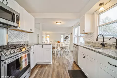 Kitchen - 1145 John Dr, Hoffman Estates, IL 60169 photo 2 of 4