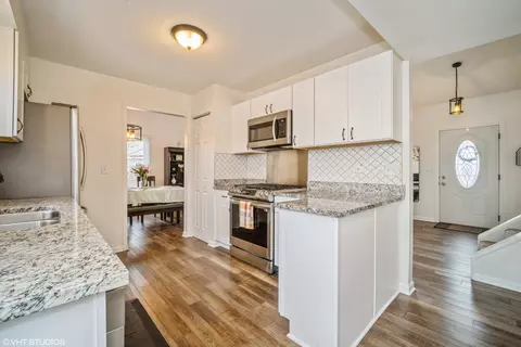 Kitchen - 1145 John Dr, Hoffman Estates, IL 60169 photo 3 of 4
