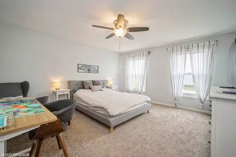 Bedroom - 1145 John Dr, Hoffman Estates, IL 60169 photo 4 of 5