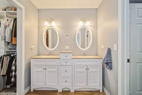 Bath - 1145 John Dr, Hoffman Estates, IL 60169 photo 3 of 4