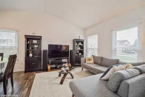 Living - 1145 John Dr, Hoffman Estates, IL 60169 photo 2 of 5