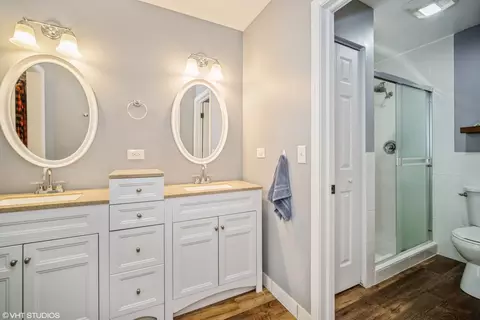 Bath - 1145 John Dr, Hoffman Estates, IL 60169 photo 4 of 4