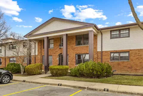 203 Washington Sq #B, Elk Grove Village, IL 60007