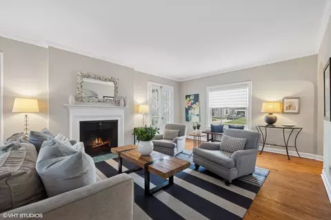 Living - 2043 Ewing Ave, Evanston, IL 60201 photo 1 of 3