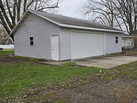 408 Emma St, Chenoa, IL 61726 photo 2