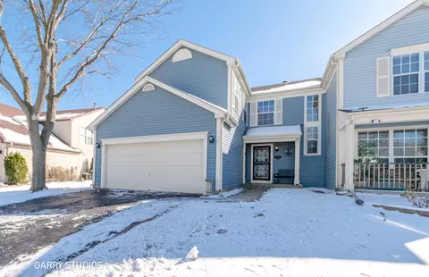 697 Legends Dr, Carol Stream, IL 60188