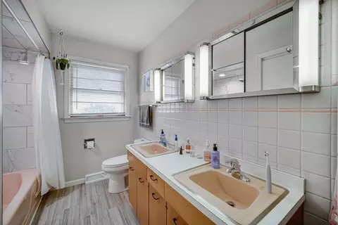 Bath - 324 Weber Ct, Cary, IL 60013 photo 1 of 2