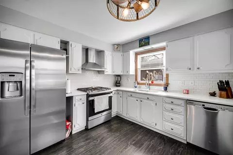Kitchen - 324 Weber Ct, Cary, IL 60013 photo 1 of 4
