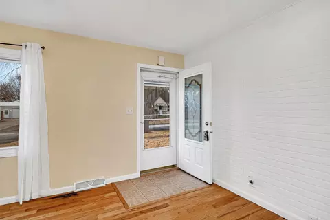Entry Way - 744 1st Ave, Morris, IL 60450 photo 1 of 3