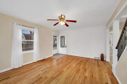 Living - 744 1st Ave, Morris, IL 60450 photo 2 of 3