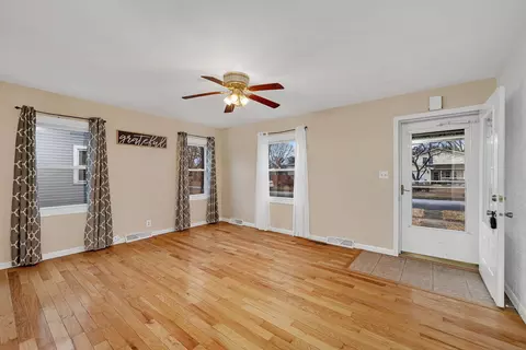 Living - 744 1st Ave, Morris, IL 60450 photo 3 of 3