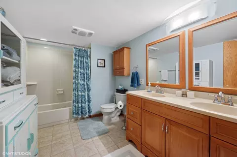 Bath - 2802 Coleen Ct, Rolling Meadows, IL 60008 photo 5 of 5