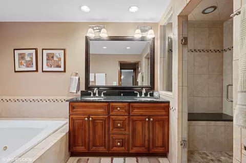 Bath - 2802 Coleen Ct, Rolling Meadows, IL 60008 photo 2 of 5