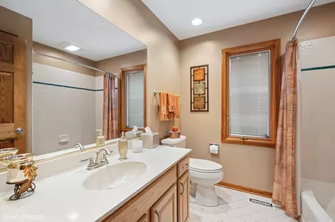 Bath - 2802 Coleen Ct, Rolling Meadows, IL 60008 photo 4 of 5