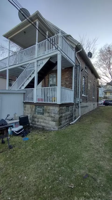 Exterior - 910 Summit St, Joliet, IL 60435 photo 5 of 7