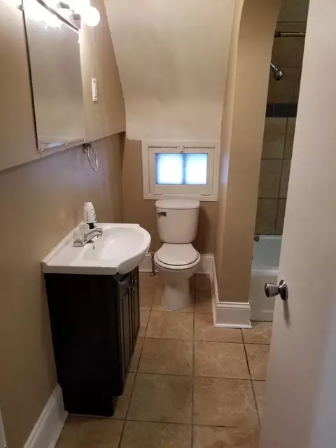 Bath - 910 Summit St, Joliet, IL 60435 photo 1 of 2