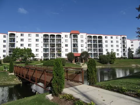 375 Plum Creek Dr #212, Wheeling, IL 60090