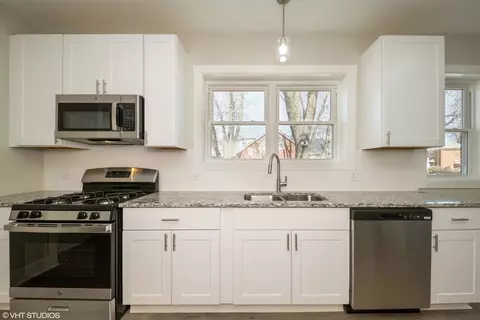 Kitchen - 8200 S Paxton Ave, Chicago, IL 60617 photo 1 of 2