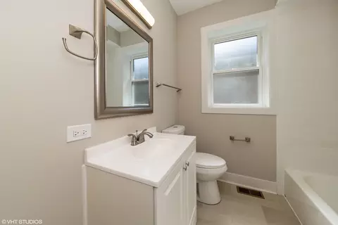 Bath - 8200 S Paxton Ave, Chicago, IL 60617 photo 1 of 2
