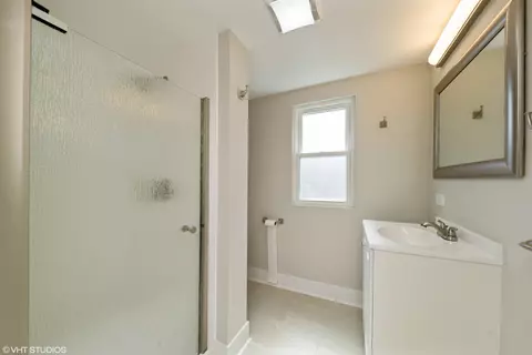 Bath - 8200 S Paxton Ave, Chicago, IL 60617 photo 2 of 2