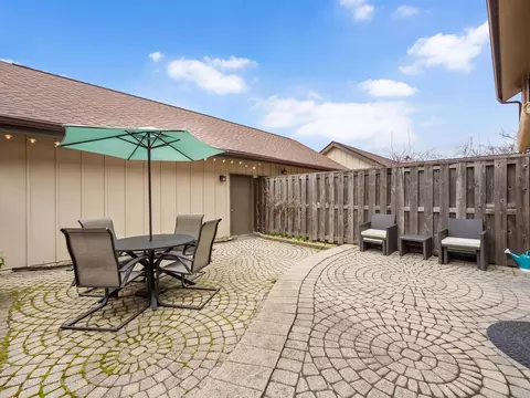 Exterior - 7 Kane Ct, Willowbrook, IL 60527 photo 4 of 5