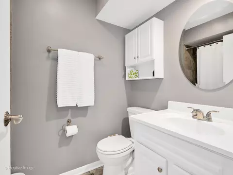 Bath - 7 Kane Ct, Willowbrook, IL 60527 photo 3 of 4