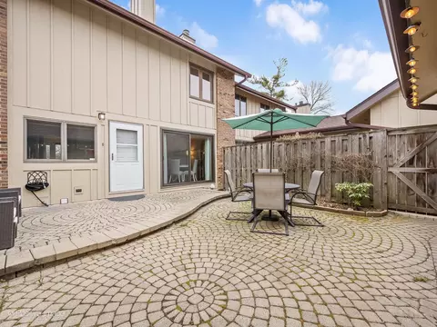 Exterior - 7 Kane Ct, Willowbrook, IL 60527 photo 3 of 5