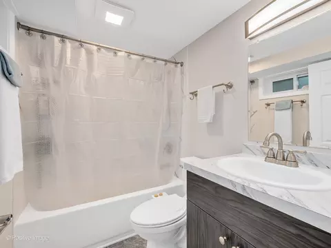 Bath - 7 Kane Ct, Willowbrook, IL 60527 photo 4 of 4