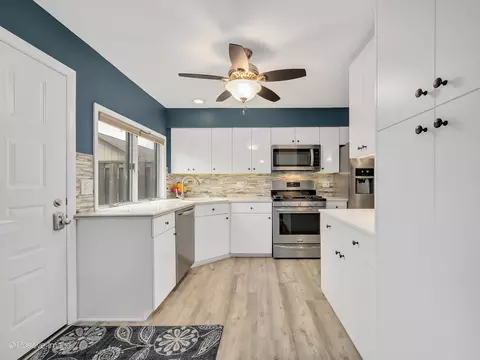 Kitchen - 7 Kane Ct, Willowbrook, IL 60527 photo 1 of 3