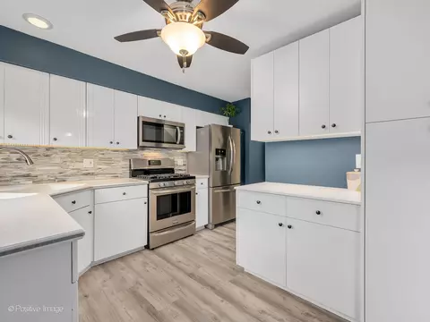 Kitchen - 7 Kane Ct, Willowbrook, IL 60527 photo 2 of 3