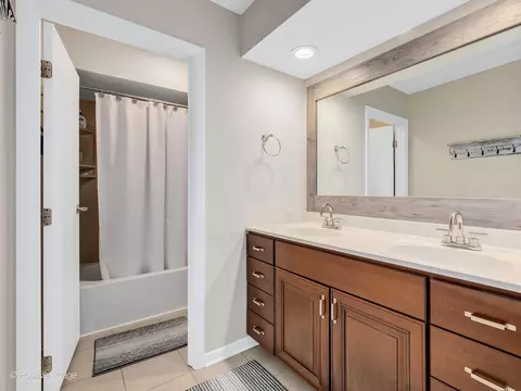 Bath - 7 Kane Ct, Willowbrook, IL 60527 photo 2 of 4