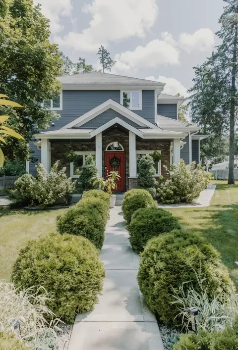 111 Grace Ln, Fox River Grove, IL 60021