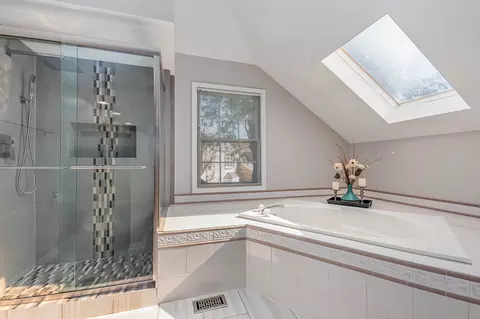 Bath - 1804 Beloit Ct, Naperville, IL 60565 photo 3 of 5