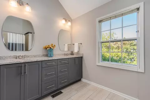 Bath - 1804 Beloit Ct, Naperville, IL 60565 photo 4 of 5