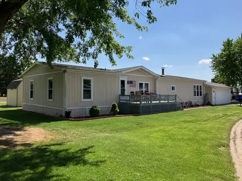 24 Peggy Dr, Sandwich, IL 60548