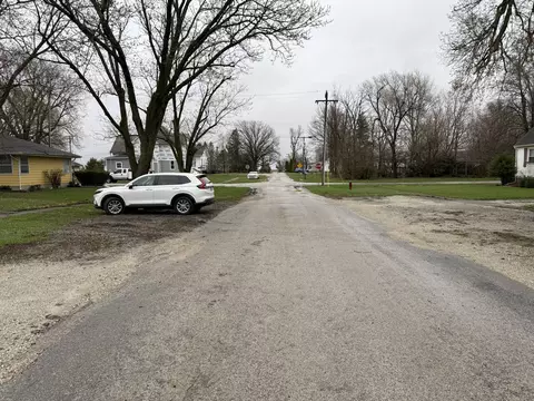 Exterior - 612 E Maple St, Chatsworth, IL 60921 photo 2 of 2