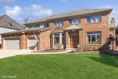 477 Stagecoach Ct, Glen Ellyn, IL 60137