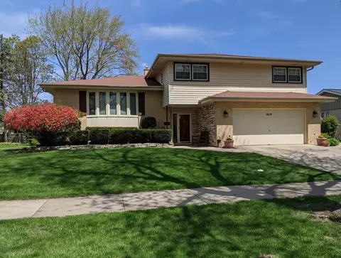 1610 E Greenwood Dr, Mount Prospect, IL 60056