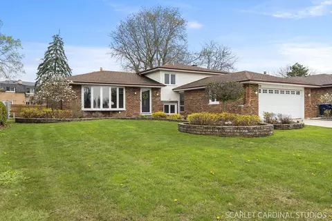910 Walnut Dr, Darien, IL 60561