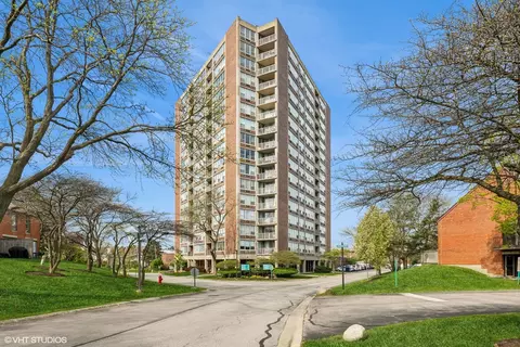 3925 Triumvera Dr #7A, Glenview, IL 60025