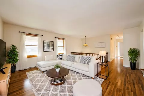 4080 Chesapeake Ct, Hoffman Estates, IL 60192 photo 2