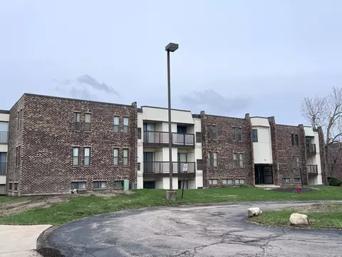 2220 Country Club Dr #15, Woodridge, IL 60517