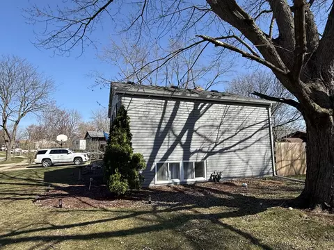 173 Surrey Ln, Crystal Lake, IL 60014